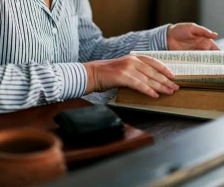 Hombre que lee un libro sobre creación de glosarios