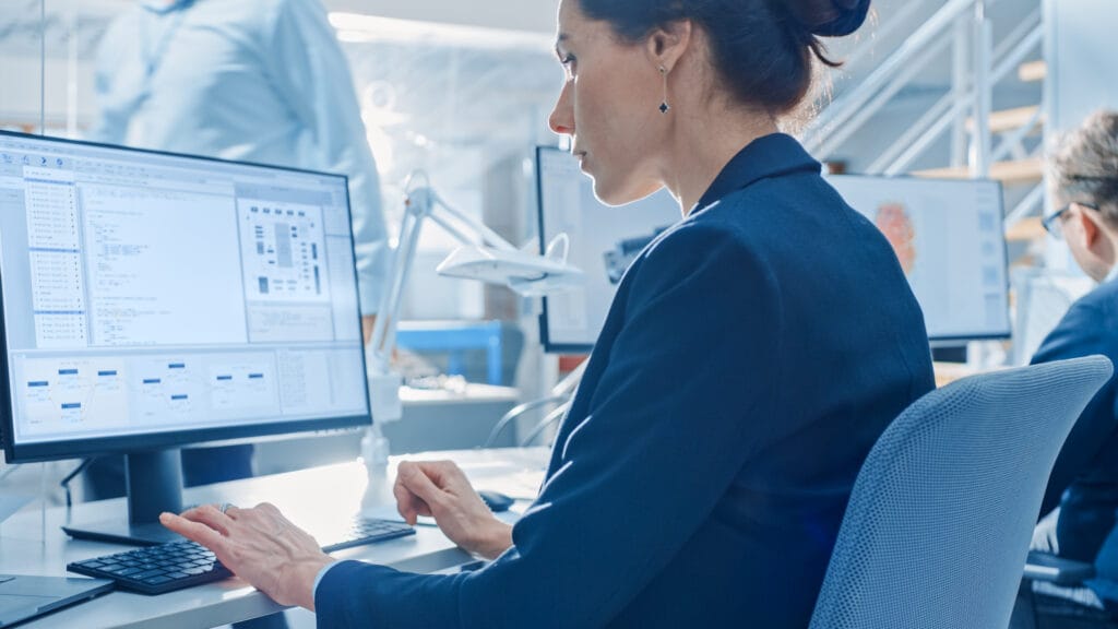Mujeres que utilizan programas informáticos localizados en su lengua materna